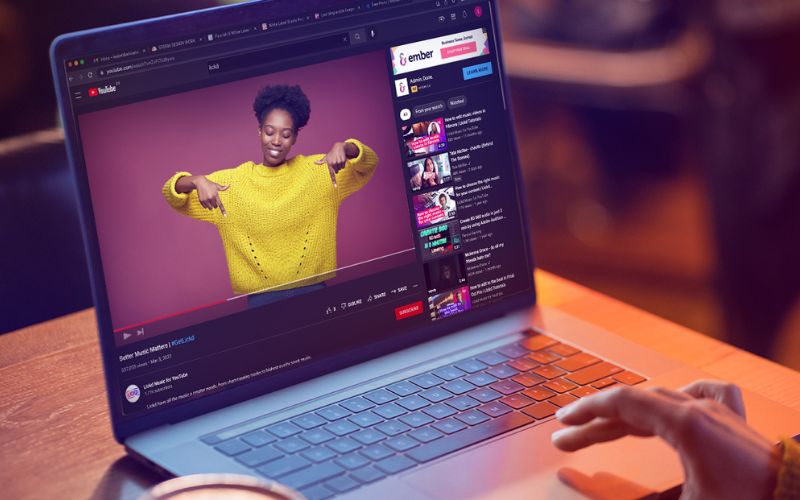 Woman in video pointing to an affiliate link in the YouTube description